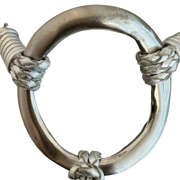 Bernardo Leather Thong Sandals Medieval Silver Metallic O-Ring Size 7 M Medium - Picture 14 of 15